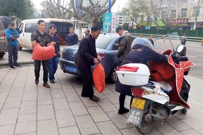 羅平煙草分公司機關干部職工踴躍購買扶貧產品，大額資金彰顯責任擔當
